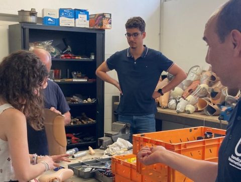 Recycleg: un atelier de reconditionnement de prothèses ouvre ses portes à Vénissieux